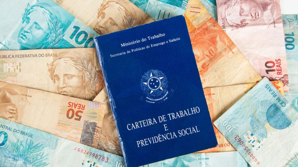 Carteira de Trabalho e dinheiro (Créditos: depositphotos.com / gustavomello162.hotmail.com)