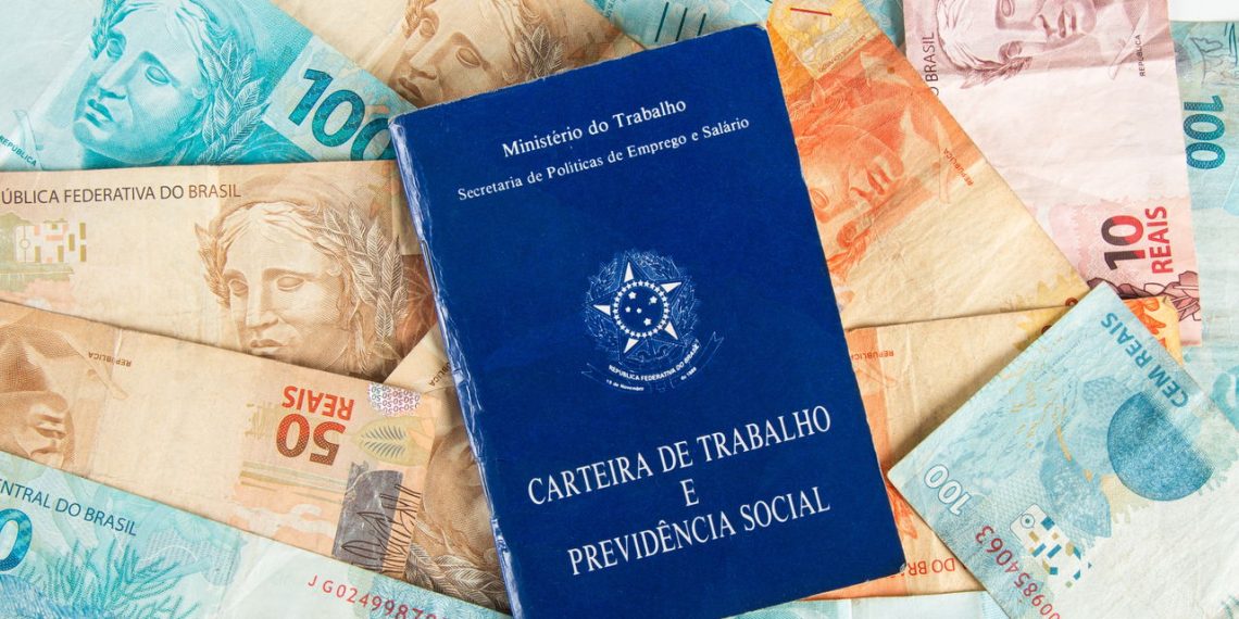 Carteira de Trabalho e dinheiro (Créditos: depositphotos.com / gustavomello162.hotmail.com)