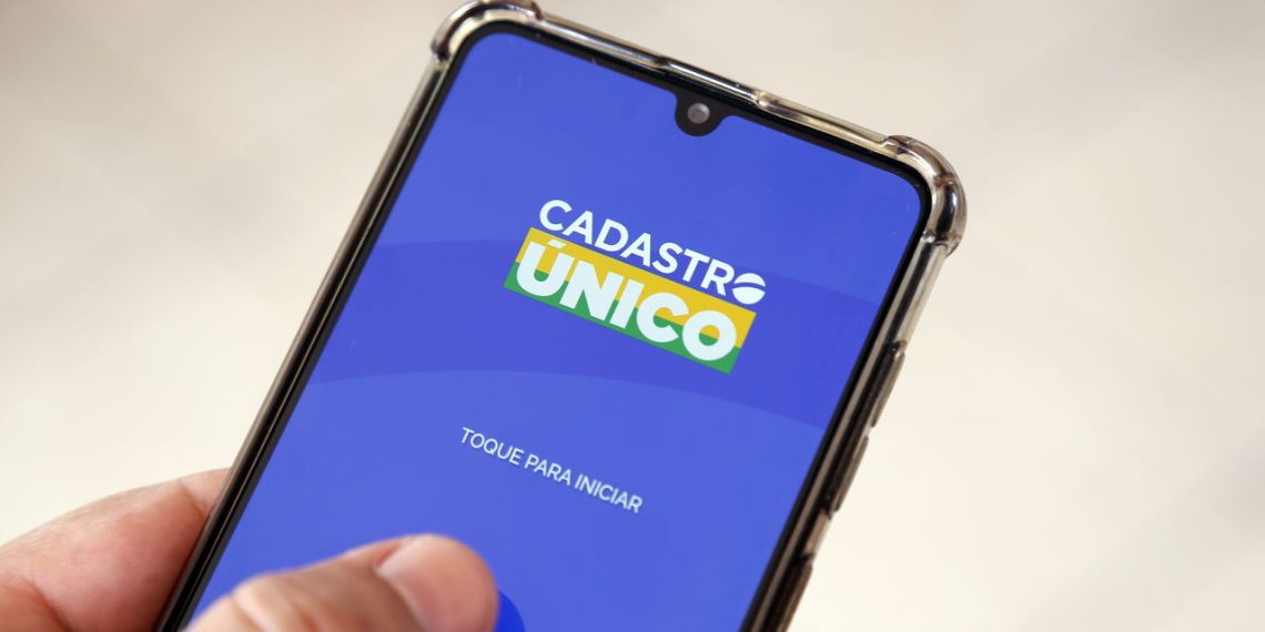 Aplicativo do CadÚnico – Créditos: depositphotos.com / sidneydealmeida