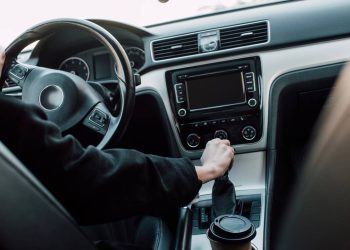 Interno de carro - Créditos: depositphotos.com / VitalikRadko