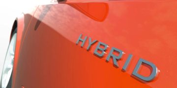 Carro híbrido estacionado - Créditos: depositphotos.com / Mopic