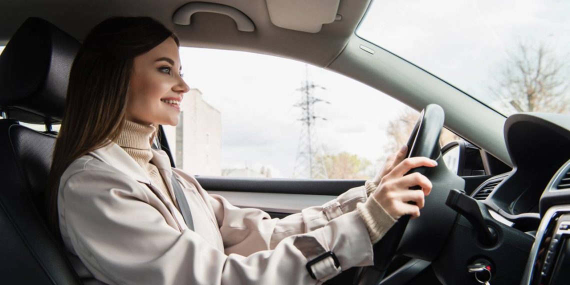 Mulher dirigindo veículo - Créditos: depositphotos.com / IgorVetushko