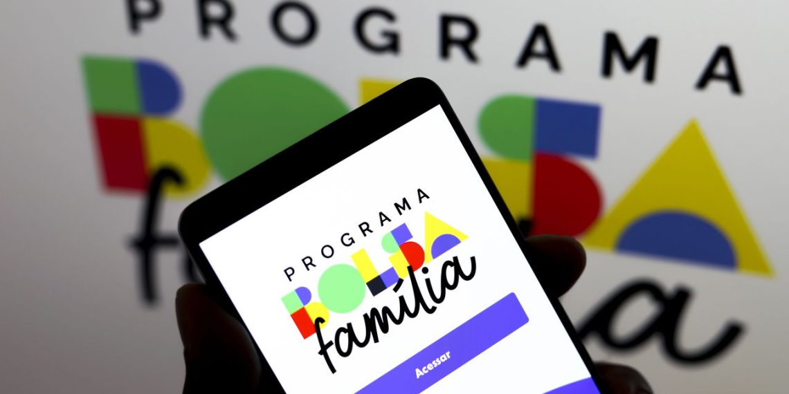 Aplicativo do Bolsa Família em celular – Créditos: depositphotos.com / rafapress
