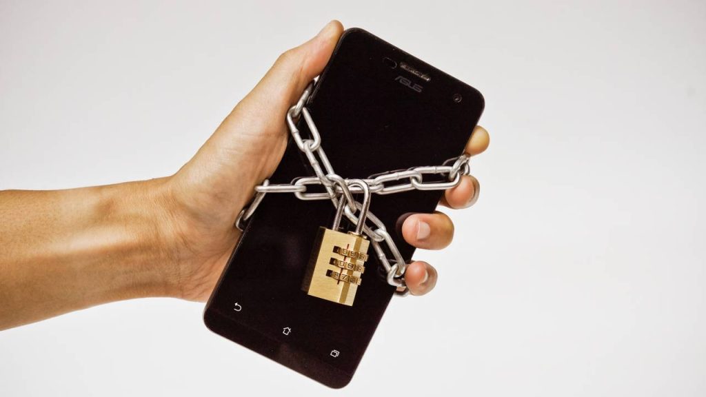 Celular bloqueado com cadeado - Créditos: depositphotos.com / weerapat