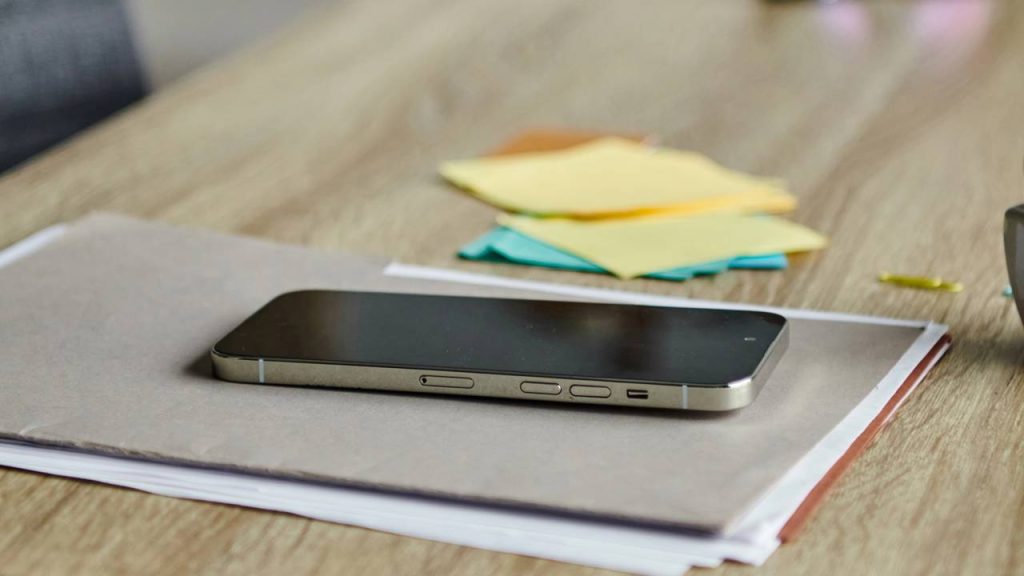 Celular na mesa - Créditos: depositphotos.com / IgorVetushko