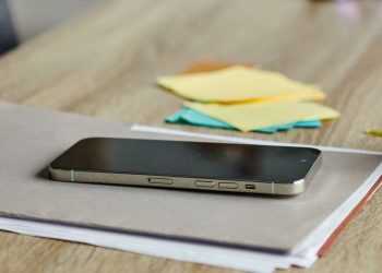 Celular na mesa - Créditos: depositphotos.com / IgorVetushko