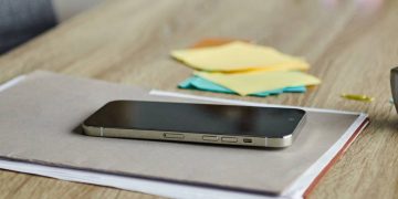 Celular na mesa - Créditos: depositphotos.com / IgorVetushko