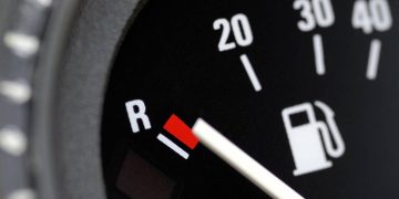 Medidor de combustível no painel do carro - Créditos: depositphotos.com / pixpack