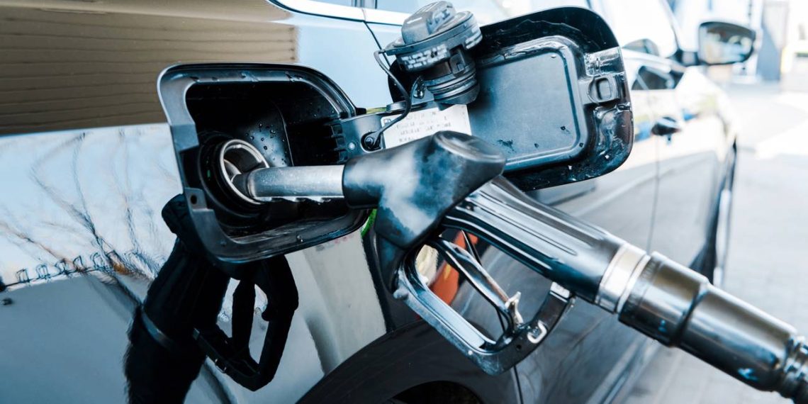 Carro abastecendo - Créditos: depositphotos.com / HayDmitriy