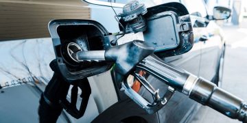 Carro abastecendo - Créditos: depositphotos.com / HayDmitriy