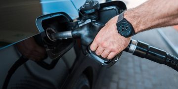 Homem abastecendo carro - Créditos: depositphotos.com / HayDmitriy