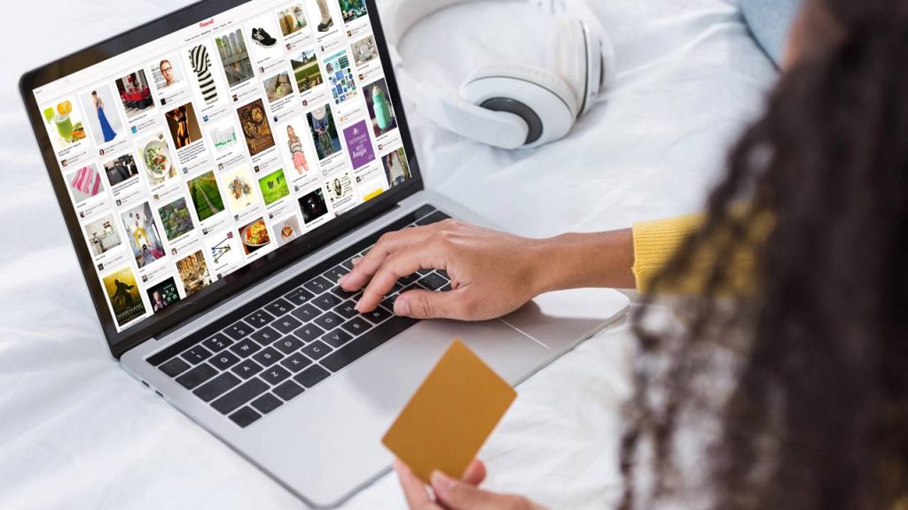 Compras online com laptop - Créditos: depositphotos.com / EdZbarzhyvetsky