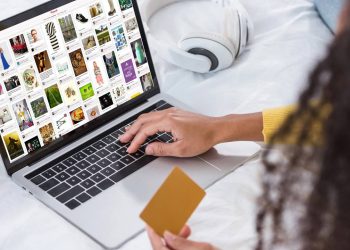 Compras online com laptop - Créditos: depositphotos.com / EdZbarzhyvetsky