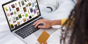 Compras online com laptop - Créditos: depositphotos.com / EdZbarzhyvetsky