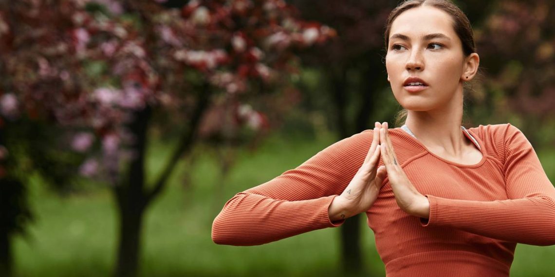 Mulher meditando - Créditos: depositphotos.com / IgorVetushko