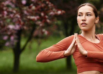 Mulher meditando - Créditos: depositphotos.com / IgorVetushko