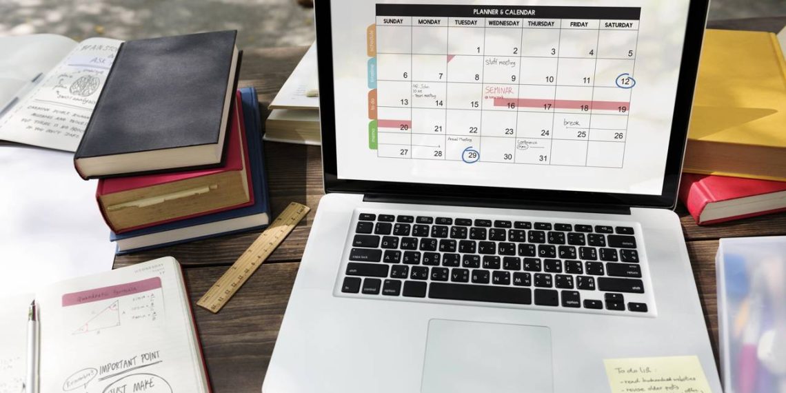 Cronograma de estudo em laptop - Créditos: depositphotos.com / Rawpixel