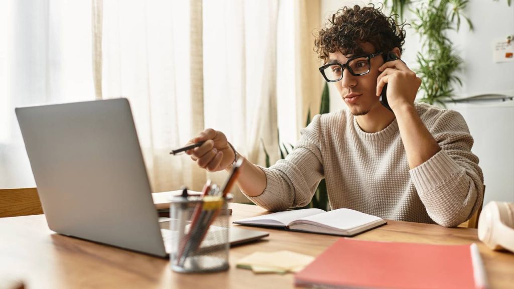 Estudante usando laptop - Créditos: depositphotos.com / HayDmitriy