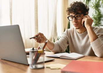 Estudante usando laptop - Créditos: depositphotos.com / HayDmitriy