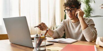 Estudante usando laptop - Créditos: depositphotos.com / HayDmitriy