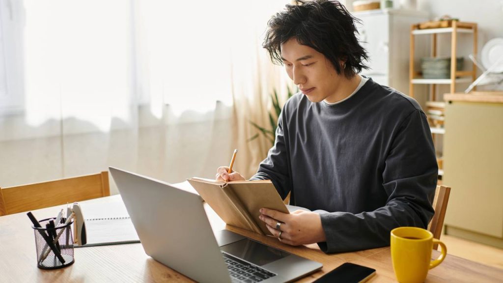 Jovem estudando - Créditos: depositphotos.com / HayDmitriy