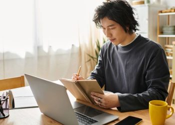 Jovem estudando - Créditos: depositphotos.com / HayDmitriy