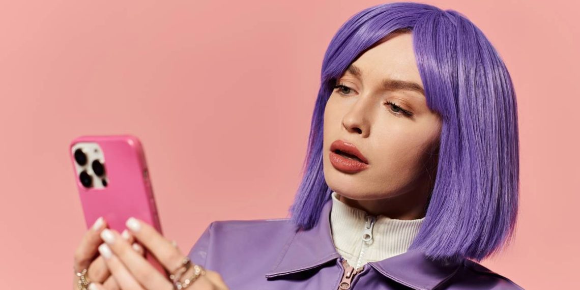 Jovem com estilo inspirado na cultura pop - Créditos: depositphotos.com / IgorVetushko