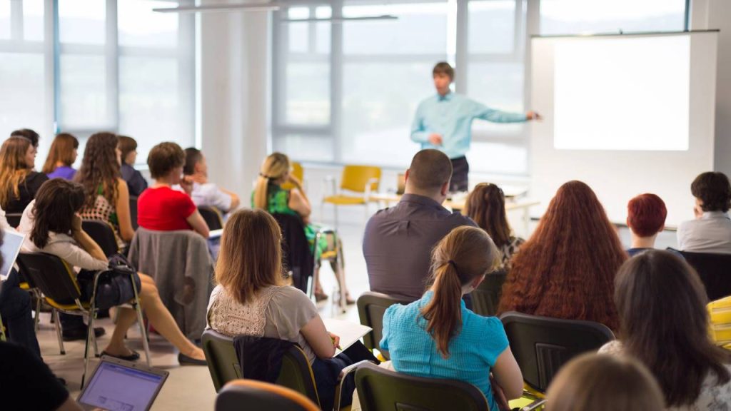 Pessoas estudando em curso - Créditos: depositphotos.com / kasto