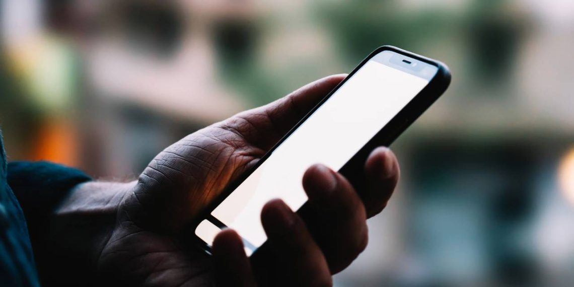 Homem usando celular - Créditos: depositphotos.com / GaudiLab