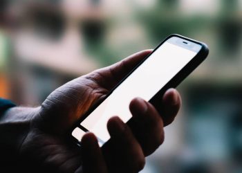 Homem usando celular - Créditos: depositphotos.com / GaudiLab