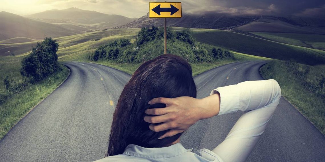 Mulher decidindo qual caminho seguir - Créditos: depositphotos.com / SIphotography