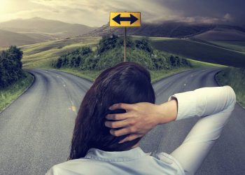 Mulher decidindo qual caminho seguir - Créditos: depositphotos.com / SIphotography