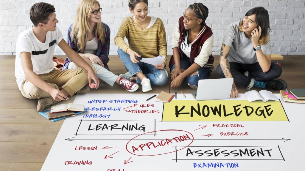 Alunos estudando juntos - Créditos: depositphotos.com / Rawpixel