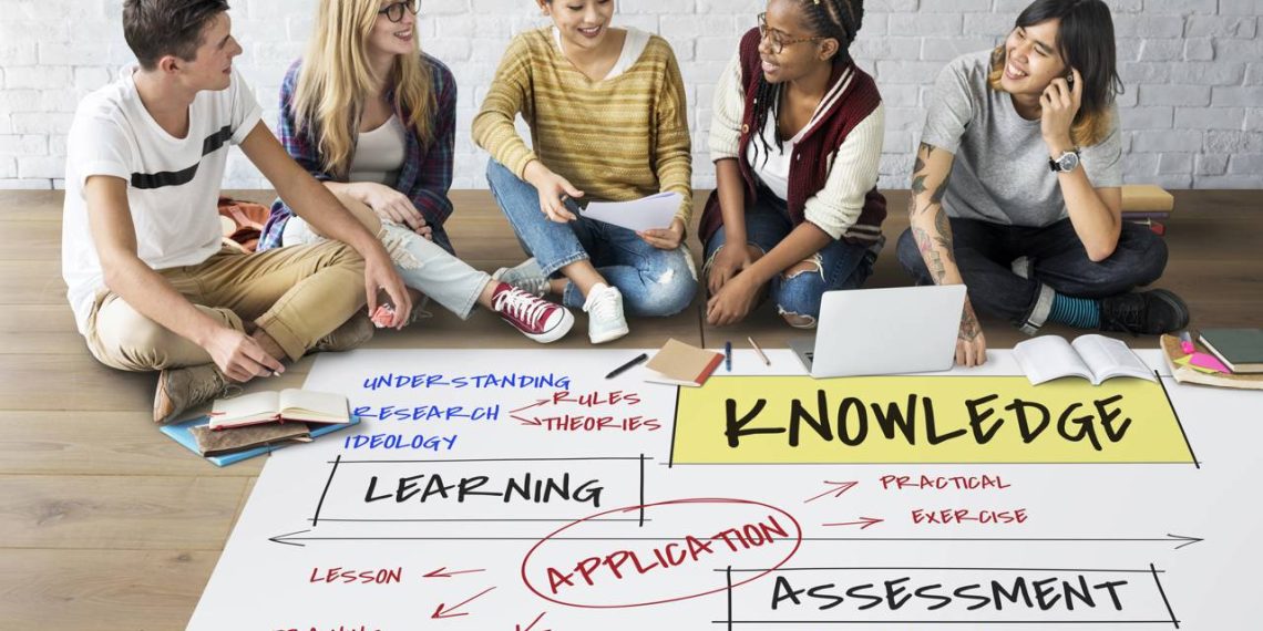 Alunos estudando juntos - Créditos: depositphotos.com / Rawpixel