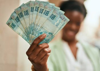 Mulher com montante de dinheiro na mão - Créditos: depositphotos.com / Krakenimages.com