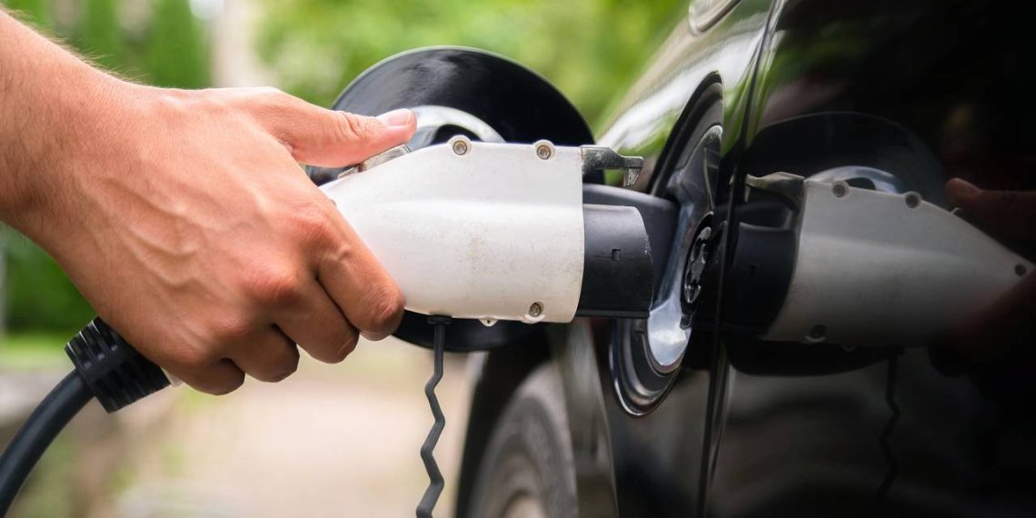 Recarregando carro elétrico - Créditos: depositphotos.com / JaCrispy