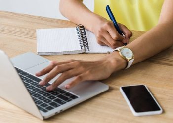 Pessoa com laptop e caderno de anotações - Créditos: depositphotos.com / HayDmitriy