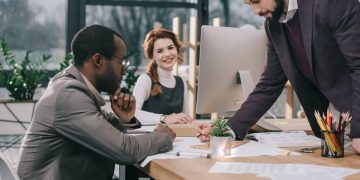 Pessoas trabalhando em escritório - Créditos: depositphotos.com / IgorVetushko