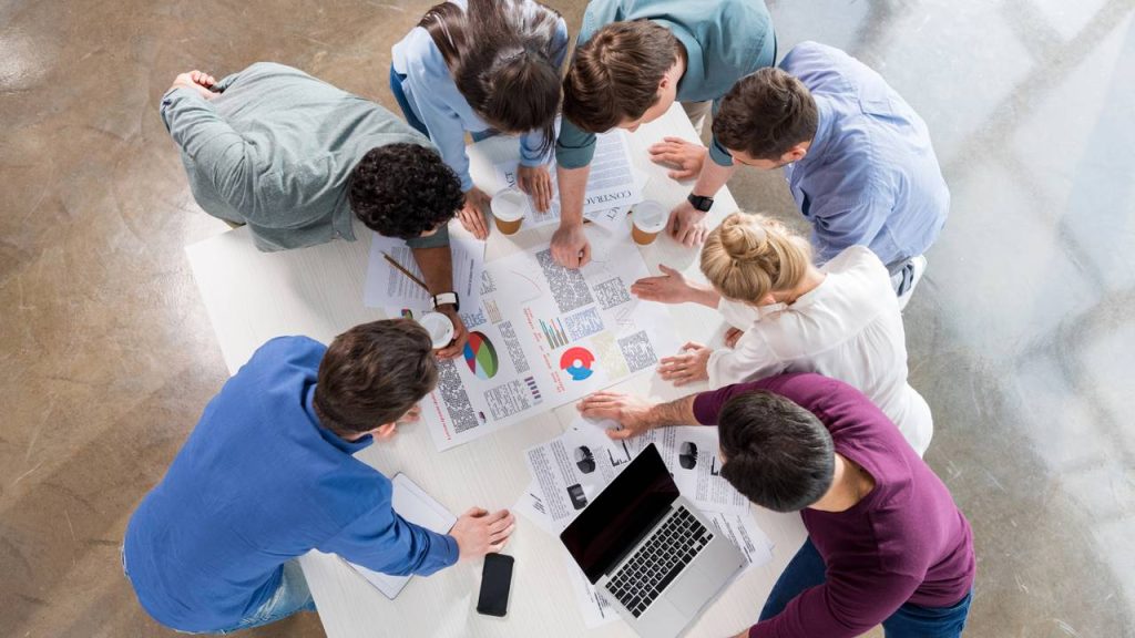 Pessoas no trabalho - Créditos: depositphotos.com / TarasMalyarevich