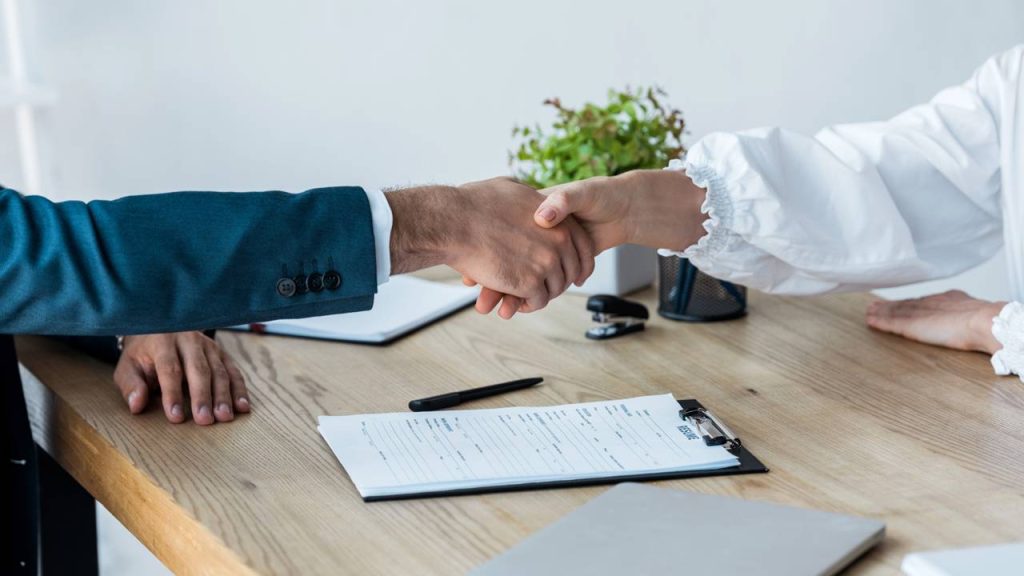 Aperto de mão - Créditos: depositphotos.com / IgorVetushko