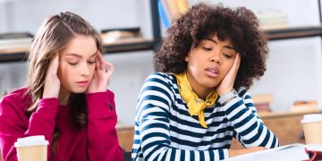 Estudantes exaustas - Créditos: depositphotos.com / AllaSerebrina