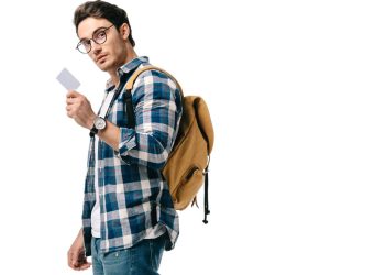 Estudante com flashcard na mão - Créditos: depositphotos.com / VitalikRadko