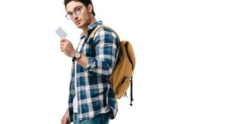 Estudante com flashcard na mão - Créditos: depositphotos.com / VitalikRadko