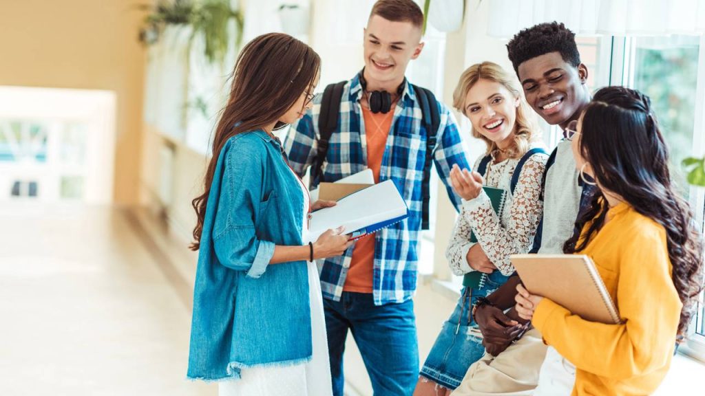 Estudantes - Créditos: depositphotos.com / ArturVerkhovetskiy