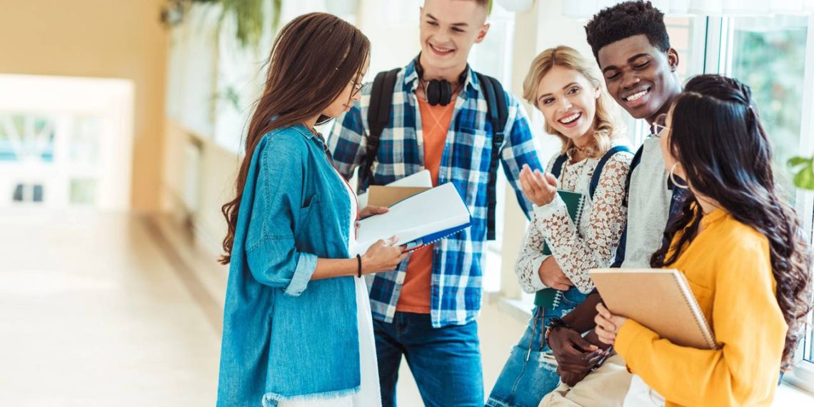 Estudantes - Créditos: depositphotos.com / ArturVerkhovetskiy