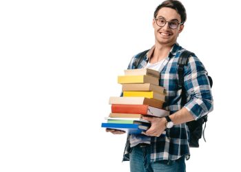 Estudante segurando vários livros - Créditos: depositphotos.com / VitalikRadko