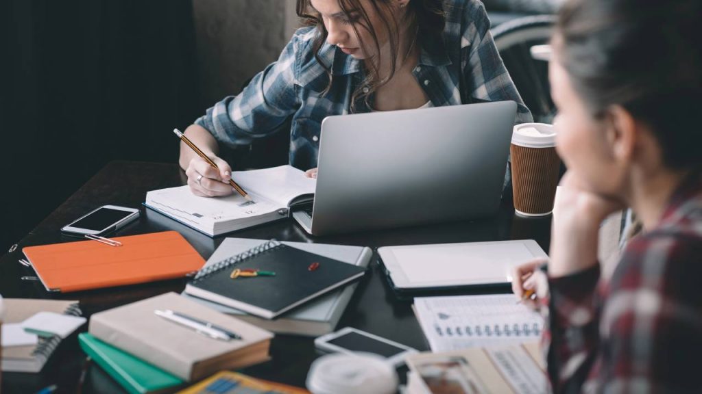 Alunas estudando - Créditos: depositphotos.com / ArturVerkhovetskiy