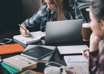 Alunas estudando - Créditos: depositphotos.com / ArturVerkhovetskiy