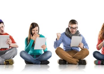 Estudantes aprendendo - Créditos: depositphotos.com / halfpoint