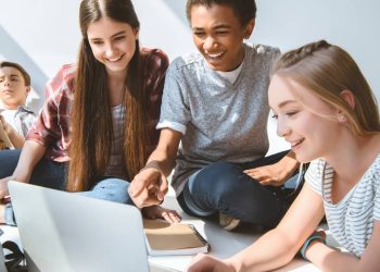 Estudantes - Créditos: depositphotos.com / TarasMalyarevich